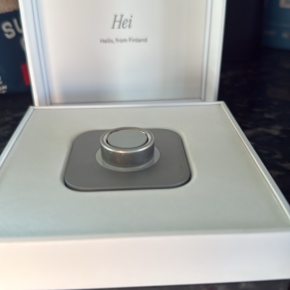 Oura Gen 4 Brushed Silver Ring with Box - Picture 6 of 7